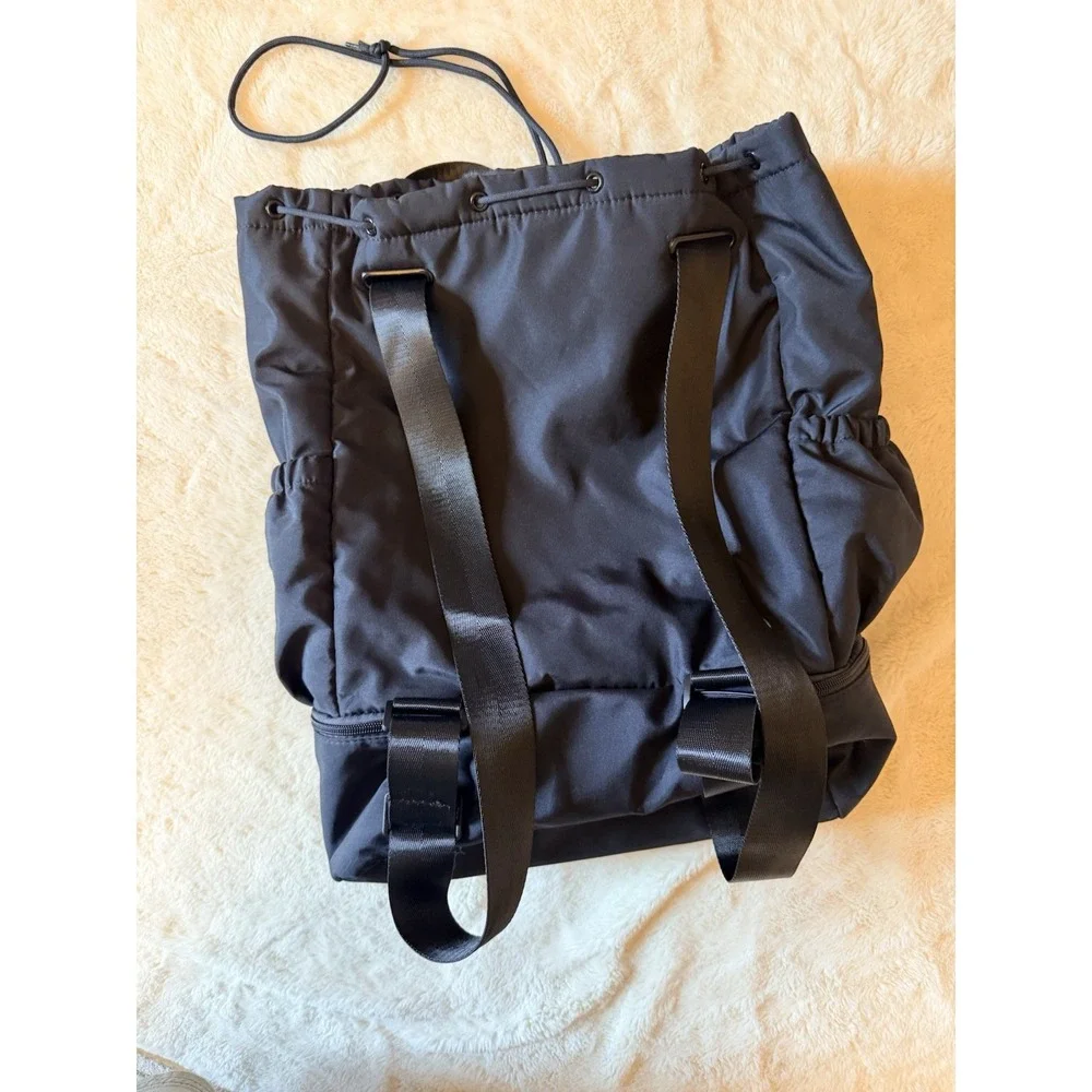 Beyond Yoga Black Mat Bag Drawstring Zip Closure Adjustable Strap 2 Pockets